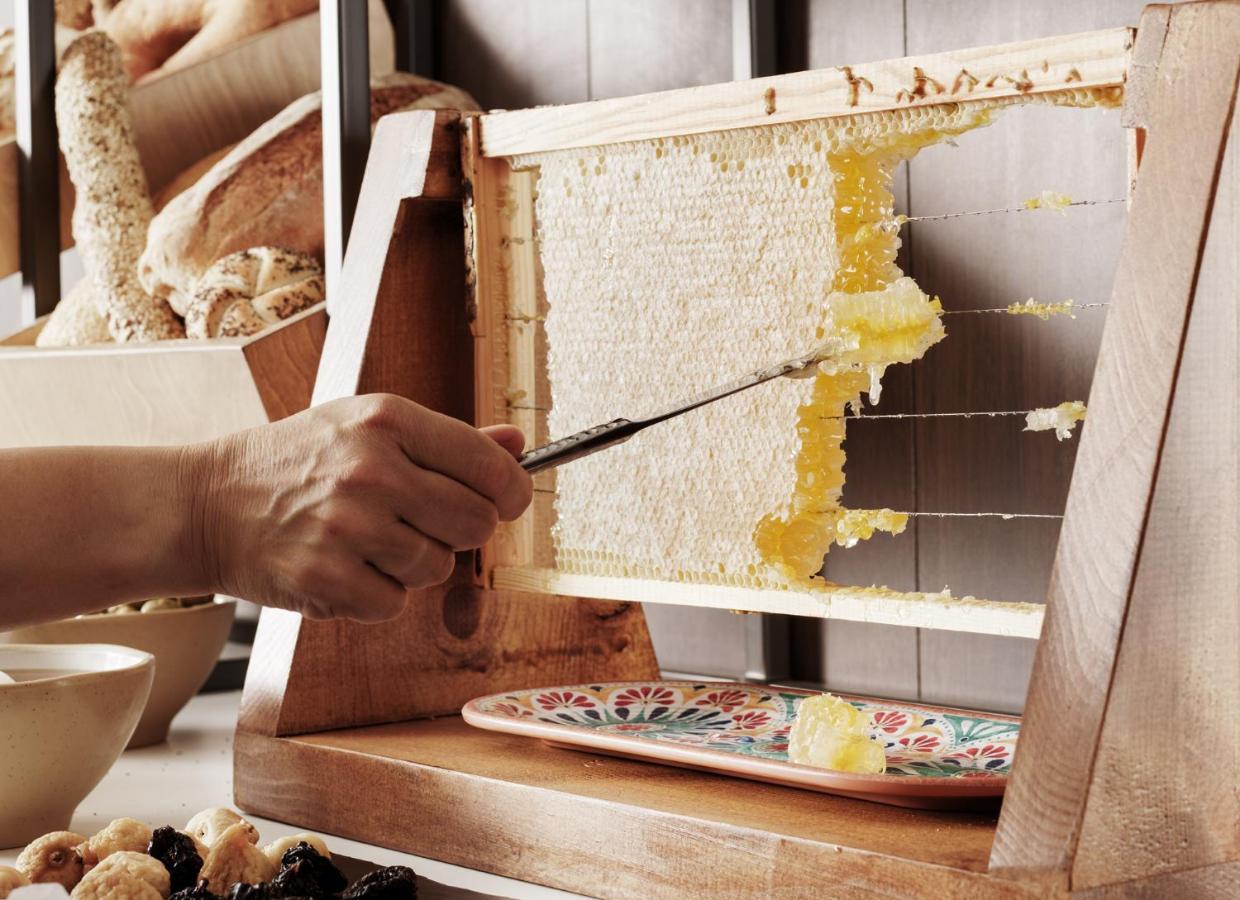 Nautilux Rethymno By Mage Hotels 外观 照片 Honeycomb being scraped from a frame