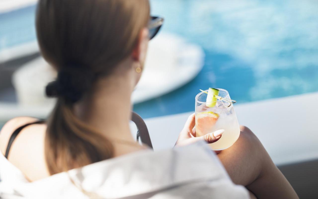 Nautilux Rethymno By Mage Hotels 外观 照片 A woman holding a glass of wine